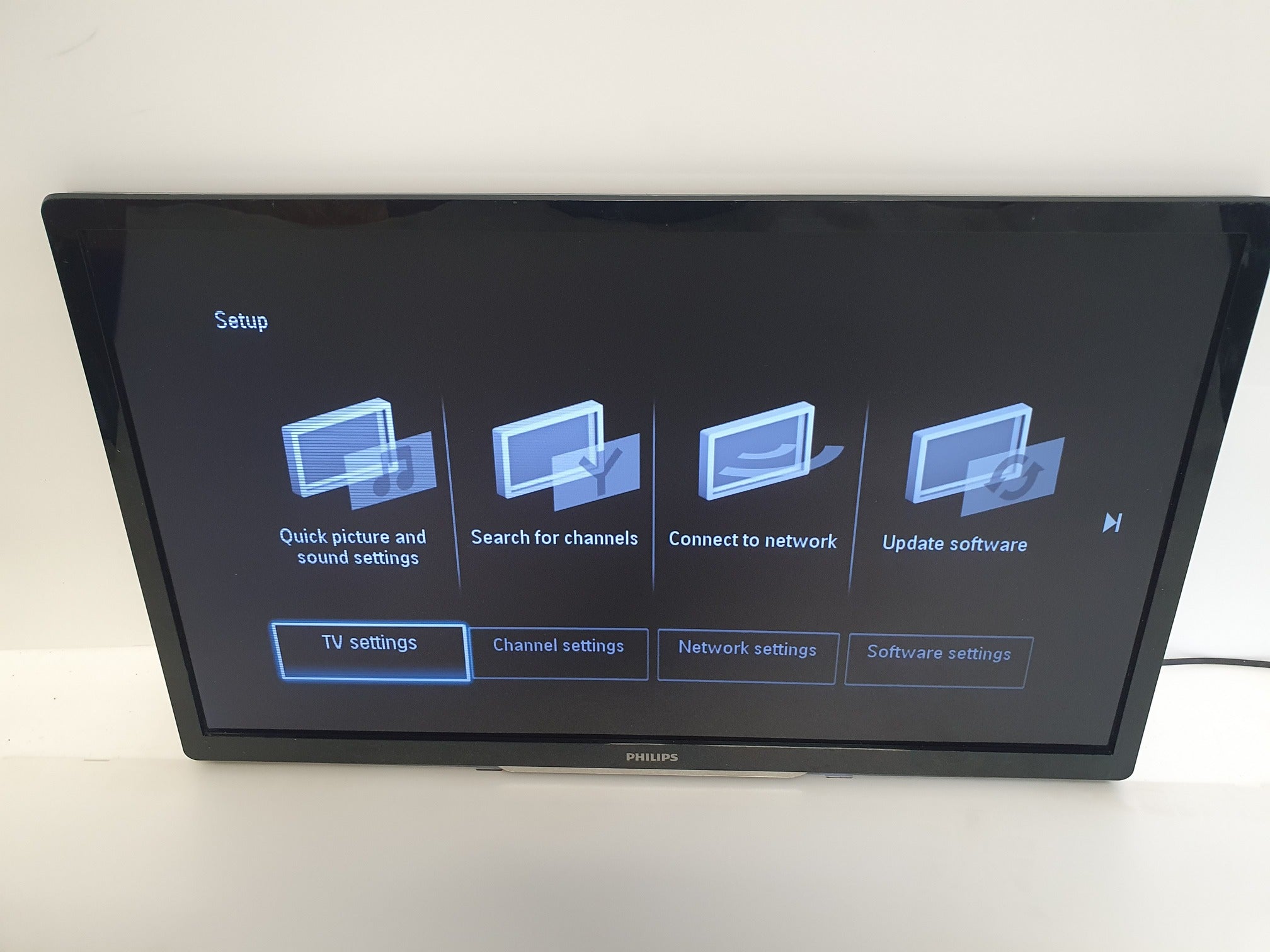 Philips 32PFL4007T/12 32-inch LED TV