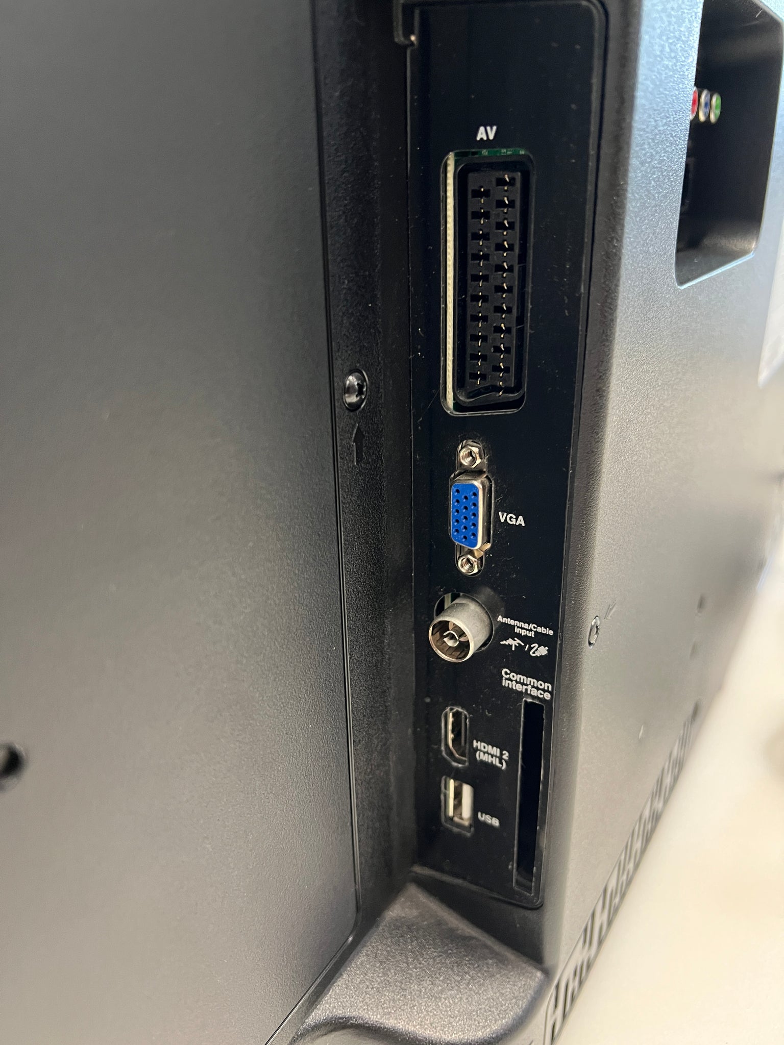 Thomson 40FU3253C – 40″ Full HD Direct‑LED LED TV