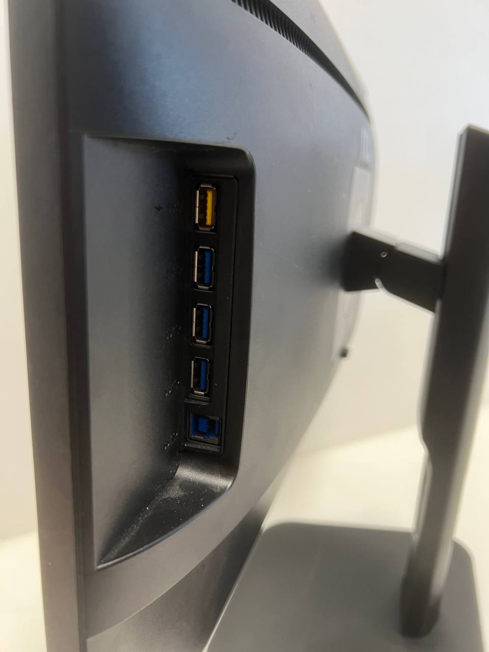 AOC 24P1 24″ Professional IPS Monitor – Full HD, Frameless Design, Height Adjustable