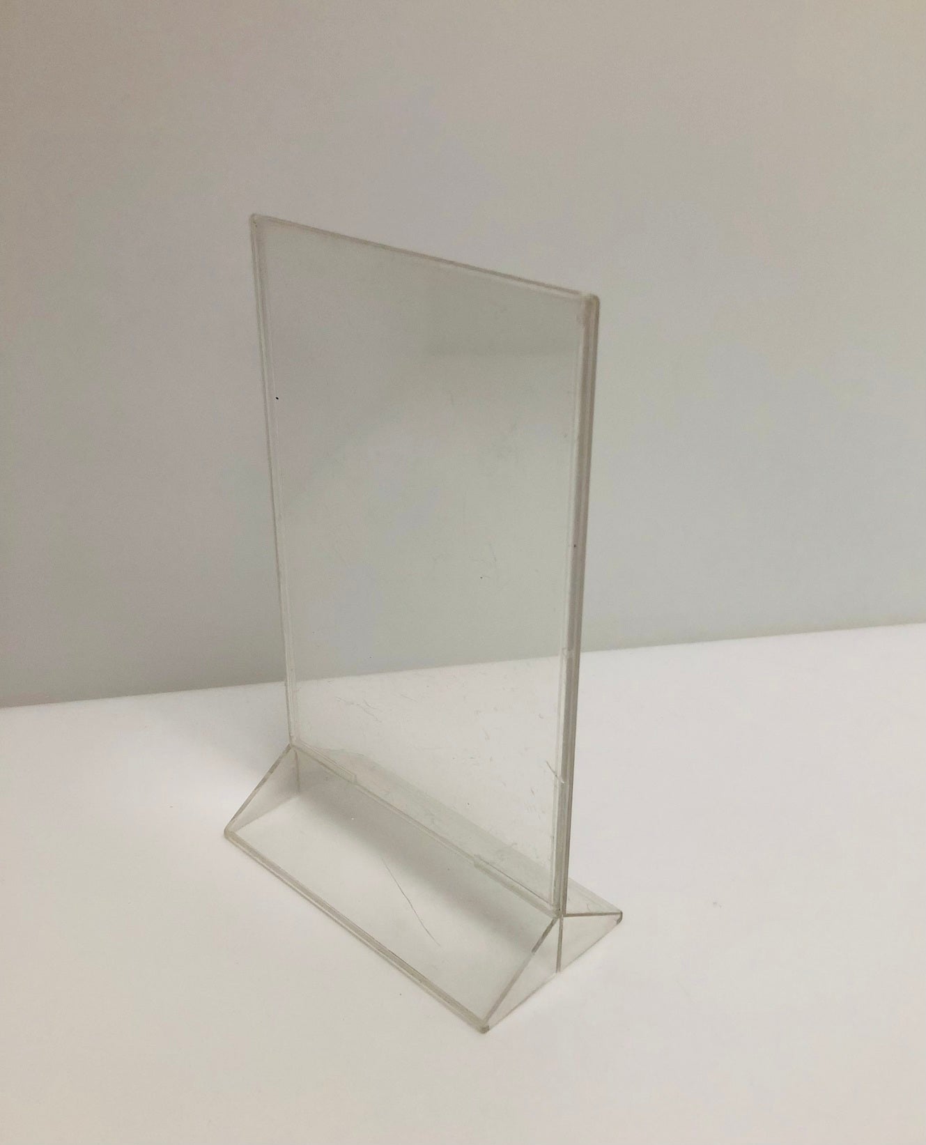 T-shaped plastic promotional display stands with triangular base (15.5 cm x 11 cm)