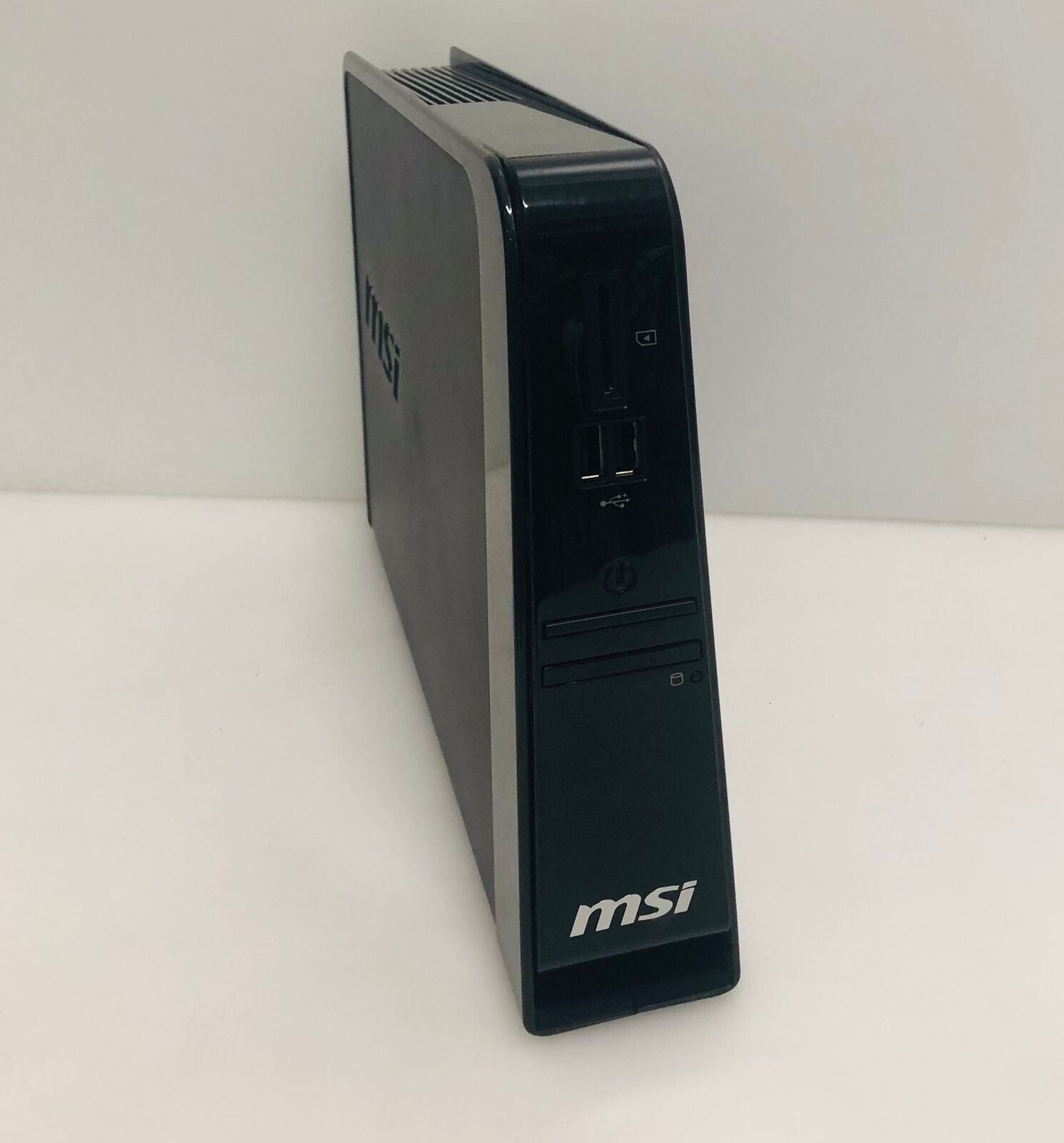 MSI Wind box DE 200 /Intel Atom 1.6 GHz/ 2 GB RAM/ 320 HDD